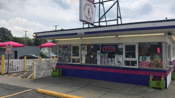 Smoothies On 7 Mile Dairy outside