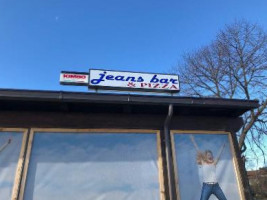 Jeans Pizza inside