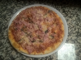La Pizza Des Gourmets food