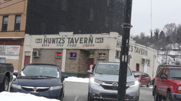 Huntz's Tavern outside