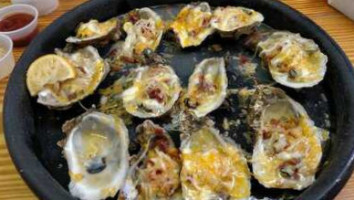 Lynn’s Quality Oysters food
