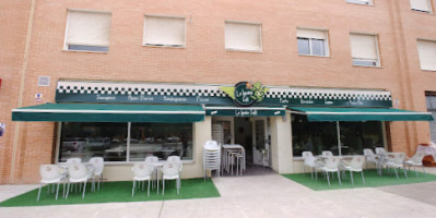 La Iguana Café outside