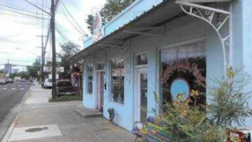 Sugar Mama's Bakeshop outside