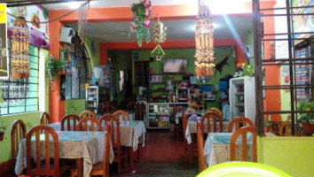 Elias À l'intérieur