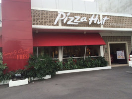 Pizza Hut Restoran outside