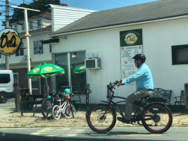 Del's Lemonade outside