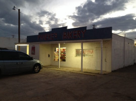 Paneke's Bakery outside