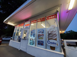 Coneheads Ice Cream Stand outside