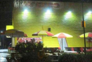 Wienerschnitzel outside