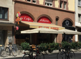 Eis Cafe Alberto outside