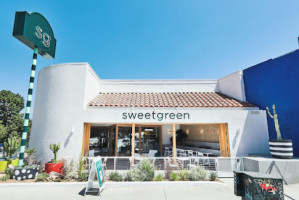 Sweetgreen outside