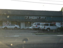 Squire's Pub outside