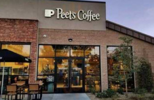 Peet’s Coffee outside