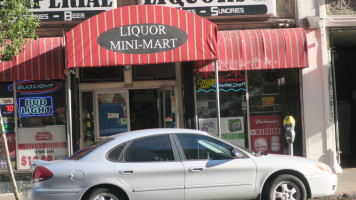 Imperial Sq Liquors outside