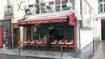 Le Petit St Paul outside