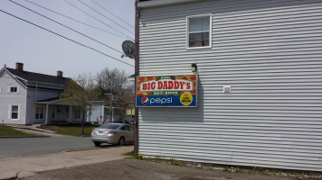 Big Daddy's Pizza outside