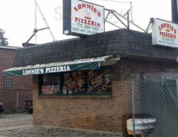 Lonnies Pizza outside