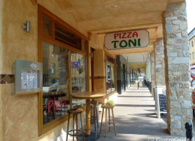 Pizza Toni outside