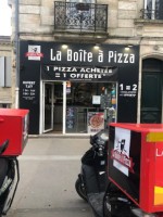 La Boite A Pizza outside