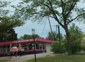 La Michoacana Ice Cream Parlor outside