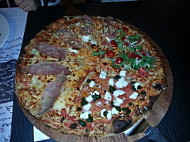 Pizza Club No Limits food