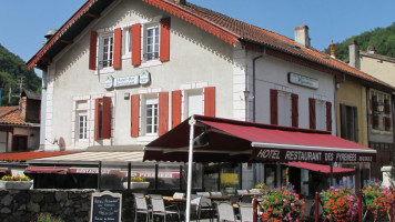 Hotel-restaurant Des Pyrenees outside