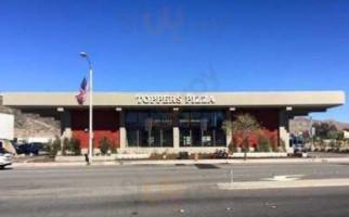 Toppers Pizza outside