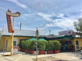 Larry's Chili Dog outside