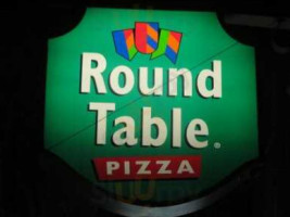 Round Table Pizza outside