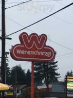 Wienerschnitzel outside