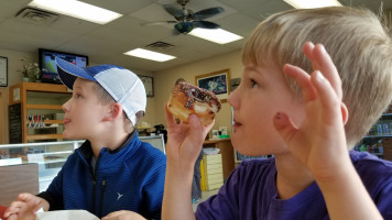 Mary Lee Donuts outside