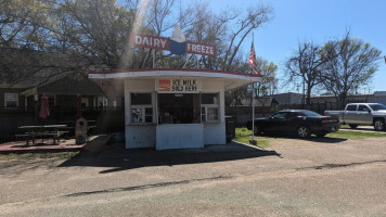 Dairy Freeze outside