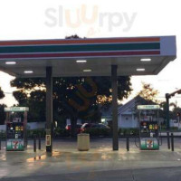 7-eleven outside