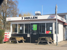 7 Moellens Grill outside