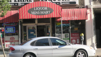 Imperial Sq Liquors outside