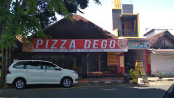 Pizza Dego outside