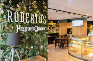 Roberto's Cafe Padaria Bistro inside