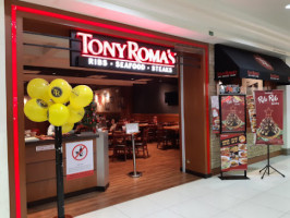 Tony Roma's inside