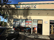 Christy's Donuts outside