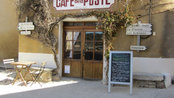 Le Cafe De La Poste inside