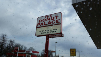 The Donut Palace outside