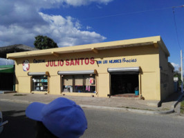 Almacen Julio Santos outside