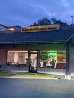 Winchell's Donut House inside