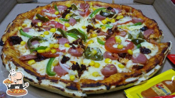 Vittorio's Shushi&pizzas food