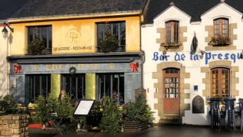 Cafe de la place outside