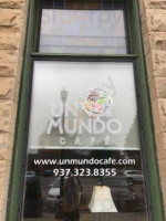 Un Mundo Café outside