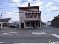 La Bon Bake Shoppes outside