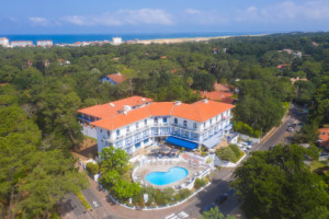 Hotel restaurant de la plage outside