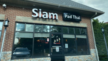 Siam Pad Thai outside