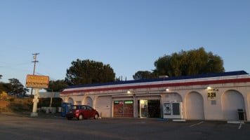 Crest Foods Liquor outside